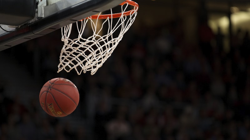篮球运动员在NBA赛场上激烈对抗上篮的精彩瞬间